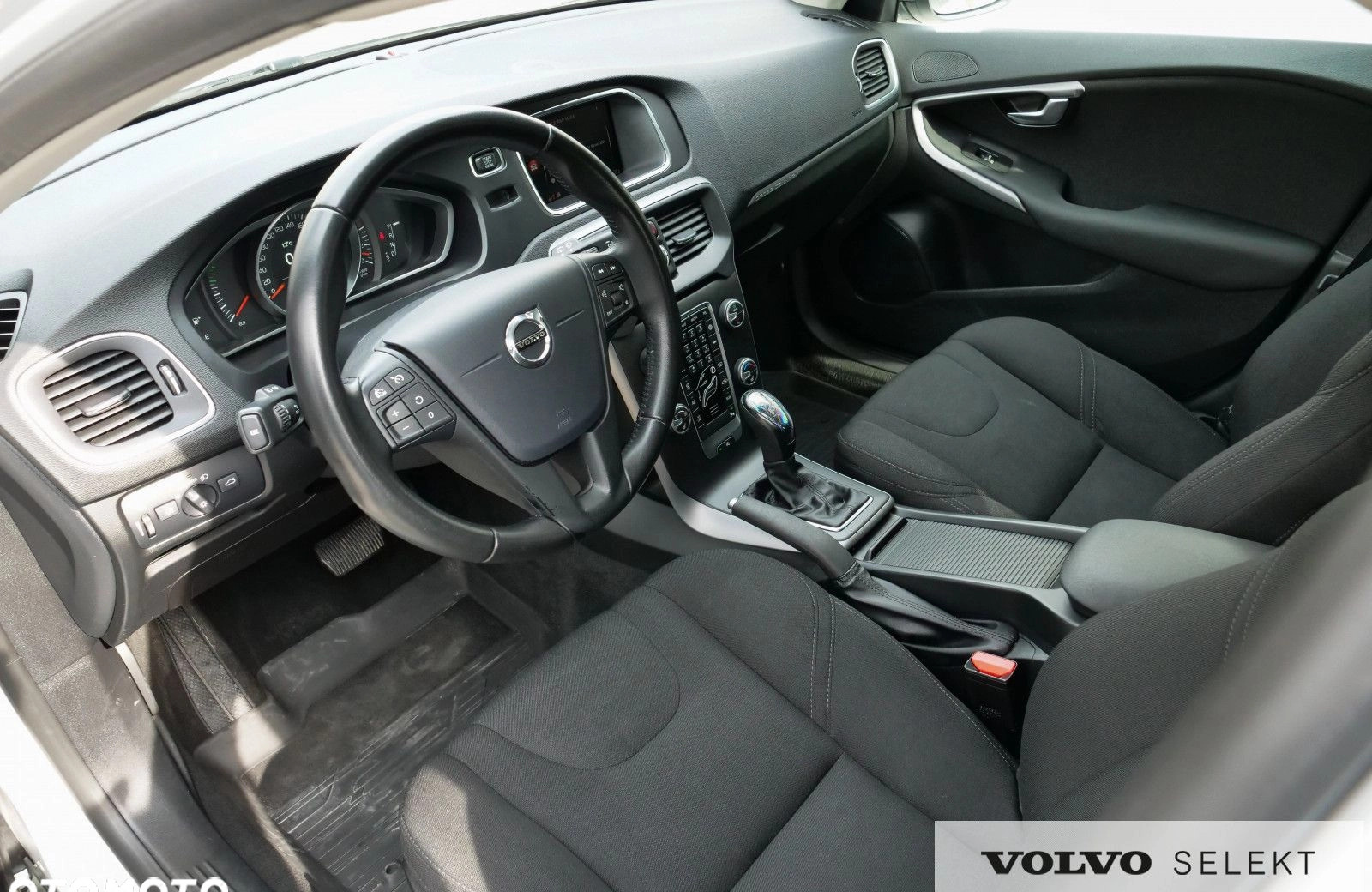 Volvo V40 cena 87900 przebieg: 92080, rok produkcji 2019 z Serock małe 562